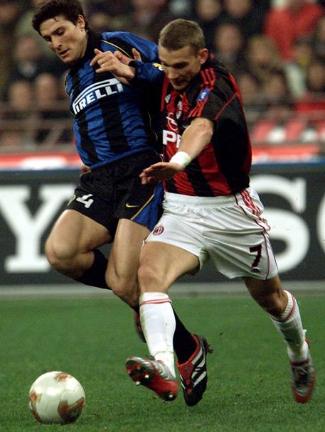 Marzo 2003. Inter - Milan. Shevchenko in lotta con Zanetti. (Reuters)